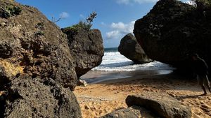 Potret Pantai Mbuluk, Hidden Gem Cantik di Balik Tebing Batu Gunungkidul