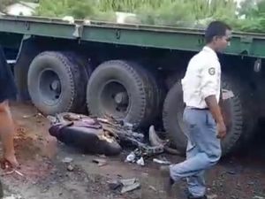 Pelajar Tewas Ditabrak Trailer Saat Hindari Minibus Menyalip dari Kiri Pelajar Tewas Ditabrak Trailer Saat Hindari Minibus Menyalip dari Kiri