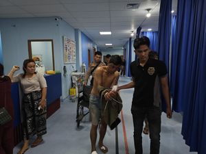 Video Pria Bersajam Sandera Bocah di Empat Lawang Sumsel Video Pria Bersajam Sandera Bocah di Empat Lawang Sumsel