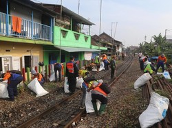 Jalur Kereta Api Malang-Pakisaji Dibersihkan Jelang Nataru