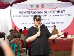 Bupati Kediri Serahkan 380 Sertifikat Tanah Elektronik ke Warga Kampungbaru