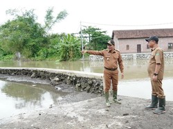 Sidak Lokasi Banjir, Plt Bupati Sidoarjo Pastikan Penanganan yang Baik