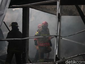 Polisi Pastikan Tak Ada Korban dalam Kebakaran Toko Perabotan di Sleman