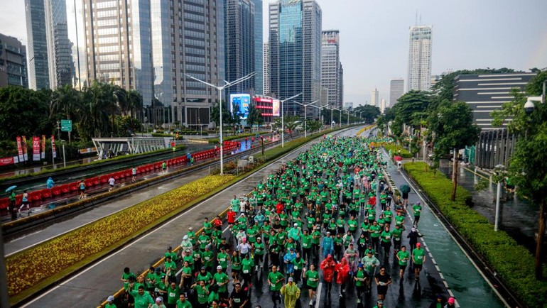 Sejumlah peserta berlari dalam Milo Activ Indonesia Race 2024 di Plaza Timur Gelora Bung Karno, Jakarta, Minggu (8/12/2024).  