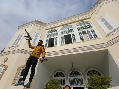 Penampakkan Rumah Presiden Assad yang Diduduki dan Dijarah Warga