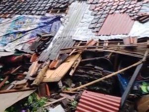Rumah Warga di Pandeglang Ambruk Terbawa Longsor Usai Hujan Deras
