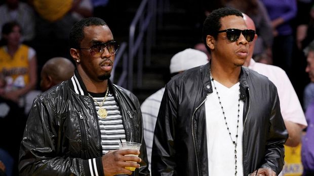  Sean Combs (L) and Jay-Z (R) attend the Los Angeles Lakers vs Houston Rockets game at Staples Center on May 4, 2009 in Los Angeles, California.   Noel Vasquez/Getty Images/AFP (Photo by Noel Vasquez / GETTY IMAGES NORTH AMERICA / Getty Images via AFP)