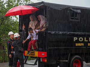 Siswa Terdampak Bencana Sukabumi Dijemput Truk Polisi ke Sekolah