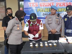 10 Personel Unit Jantanras Polres Sampang Dites Urine, Ini Hasilnya