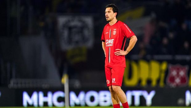  Thom Haye of Almere City FC looks dejected during the Dutch Eredivisie match between NAC and Almere City FC at Rat Verlegh Stadion on November 30, 2024 in Breda, Netherlands. (Photo by Joris Verwijst/BSR Agency/Getty Images)