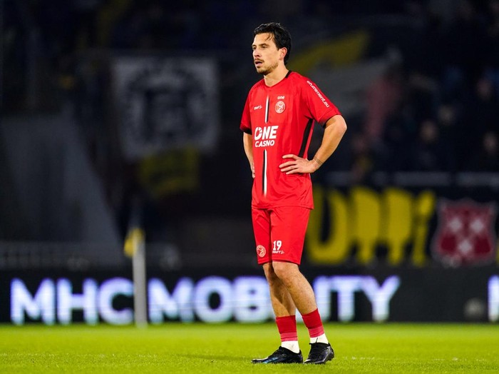 BREDA, NETHERLANDS - NOVEMBER 30: Thom Haye of Almere City FC looks dejected during the Dutch Eredivisie match between NAC and Almere City FC at Rat Verlegh Stadion on November 30, 2024 in Breda, Netherlands. (Photo by Joris Verwijst/BSR Agency/Getty Images)