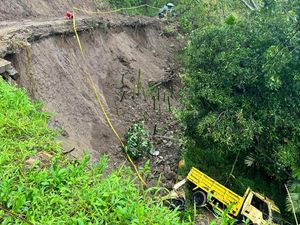 Truk Terperosok ke Jurang di Cianjur, Sopir Selamat Truk Terperosok ke Jurang di Cianjur, Sopir Selamat