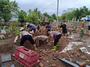 20 Jenazah Hanyut Dampak Banjir Bandang Blitar, Tersisa Kain Kafan 20 Jenazah Hanyut Dampak Banjir Bandang Blitar, Tersisa Kain Kafan