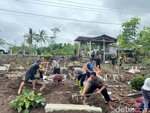 Makam yang Rusak Diterjang Banjir Bandang Blitar Mulai Dibersihkan Makam yang Rusak Diterjang Banjir Bandang Blitar Mulai Dibersihkan