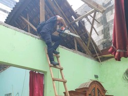 2 Bangunan Rusak Terdampak Hujan Deras Angin Kencang di Surabaya