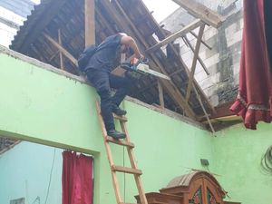 2 Bangunan Rusak Terdampak Hujan Deras Angin Kencang di Surabaya 2 Bangunan Rusak Terdampak Hujan Deras Angin Kencang di Surabaya
