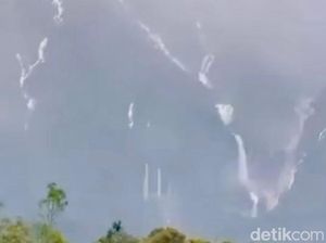 Fenomena Muncul Banyak Air Terjun di Gunung Agung karena Hujan Deras Fenomena Muncul Banyak Air Terjun di Gunung Agung karena Hujan Deras