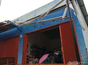 Hujan Disertai Lisus Terjang Keputran Klaten, Rumah dan Kios Rusak Hujan Disertai Lisus Terjang Keputran Klaten, Rumah dan Kios Rusak