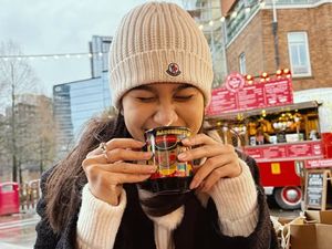 Azizah Salsha Jajan di Korea hingga Ngopi di Inggris