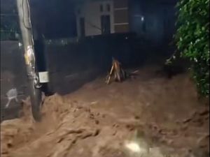 Banjir di Banyubiru Semarang gegara Tanggul Sungai Jebol Banjir di Banyubiru Semarang gegara Tanggul Sungai Jebol