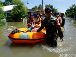 Korban Banjir di Jombang Kekurangan Air Minum