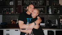 7 Foto Ultah Tiko Aryawardhana, BCL Pamer Kebucinan Pakai Kaos Foto Suami
