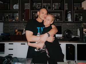 7 Foto Ultah Tiko Aryawardhana, BCL Pamer Kebucinan Pakai Kaos Foto Suami