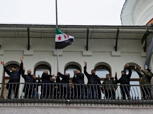 Video Ekspresi Bahagia Warga Suriah Iringi Runtuhnya Rezim Assad Video Ekspresi Bahagia Warga Suriah Iringi Runtuhnya Rezim Assad