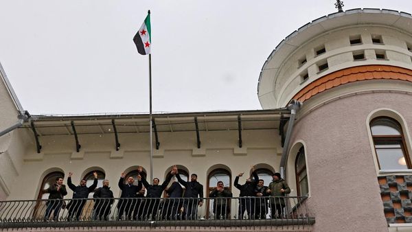Bendera Oposisi Berkibar di Kedubes Suriah di Rusia