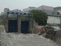 Bozem Simo Hilir Surabaya Jebol Imbas Hujan Deras, Sempat Banjir 30 Cm
