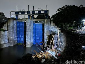 Pemkot Tangani Bozem Simo Hilir Surabaya yang Jebol Imbas Hujan Lebat Pemkot Tangani Bozem Simo Hilir Surabaya yang Jebol Imbas Hujan Lebat