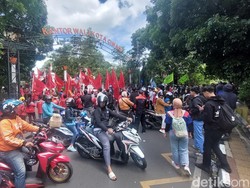 Buruh Tutup Jalan di Depan Kantor Walkot Cimahi Minta UMK Naik 10%