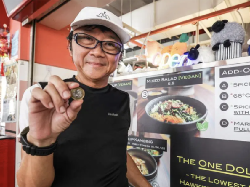 Pedagang Ini Untung Banyak Walau Dagangannya Sepi Pembeli