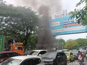 Demo Mahasiswa di Jalan Sultan Alauddin Makassar, Lalu Lintas Macet 2 Km Demo Mahasiswa di Jalan Sultan Alauddin Makassar, Lalu Lintas Macet 2 Km