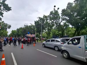 Massa Buruh Demo di Depan Balai Kota Jakarta, Sempat Blokir Jalan