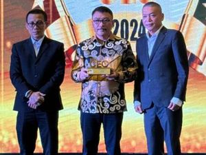 Dirut Bank Sulselbar Yulis Suandi Masuk Jajaran TOP 100 CEO 2024 Dirut Bank Sulselbar Yulis Suandi Masuk Jajaran TOP 100 CEO 2024