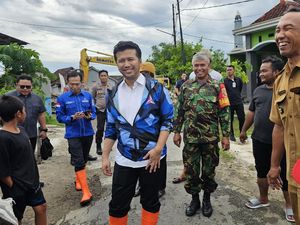 Gerak Cepat Emil Dardak Bantu Masyarakat Terdampak Banjir di Sidoarjo Gerak Cepat Emil Dardak Bantu Masyarakat Terdampak Banjir di Sidoarjo