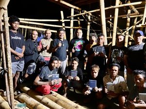 Forum Pemuda NTT Bagi-bagi Alkitab ke Pekerja Asal Sumba di Bali