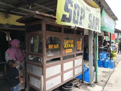 Jatuh Bangun Nemah 28 Tahun Menjual Gado-gado Khas Cirebon