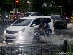 Pemkot Surabaya Sebut Masih Ada 200 Sumber Banjir yang Harus Dibenahi