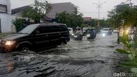 Surabaya Dilanda Hujan Angin, Jalan Tergenang-Pohon Tumbang