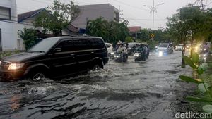 Surabaya Dilanda Hujan Angin, Jalan Tergenang-Pohon Tumbang