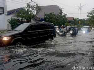 Surabaya Dilanda Hujan Angin, Jalan Tergenang-Pohon Tumbang Surabaya Dilanda Hujan Angin, Jalan Tergenang-Pohon Tumbang