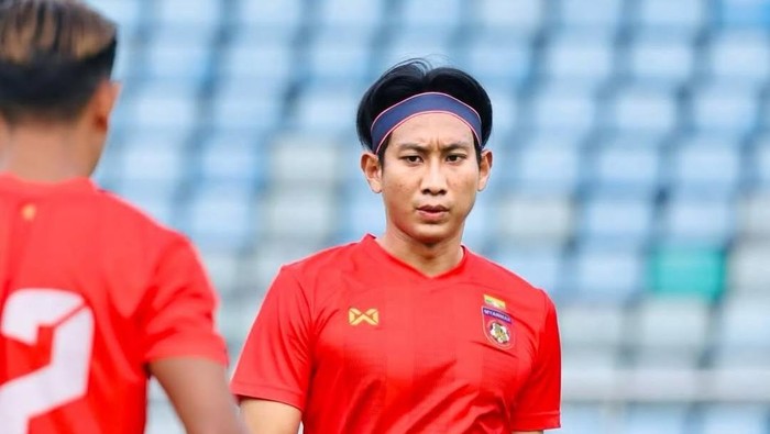 Hein Phyo Win Hein Phyo Win, pemain Myanmar digerebek netizen Indonesia sebab menendang bola ke kepala Marselino Ferdinan. tendang bola