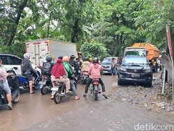 Lalin Macet di TPA Antang Makassar gegara Antrean Truk Sampah