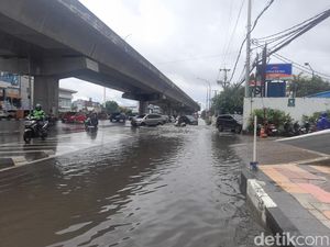 Jalan AP Pettarani Makassar Tergenang Usai Diguyur Hujan Lebat