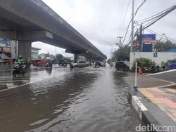 Jalan AP Pettarani Makassar Tergenang Usai Diguyur Hujan Lebat