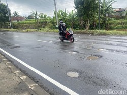 Hati-hati Jalan Rusak dan Berlubang di Jalan Lingkar Selatan Sukabumi