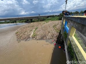 Sampah yang Rusak Tiang Jembatan Pagerluyung Mojokerto Dibersihkan Manual