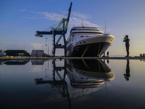 Kapal Pesiar MV Vasco Da Gama Bersandar di Pelabuhan Ahmad Yani Ternate Kapal Pesiar MV Vasco Da Gama Bersandar di Pelabuhan Ahmad Yani Ternate
